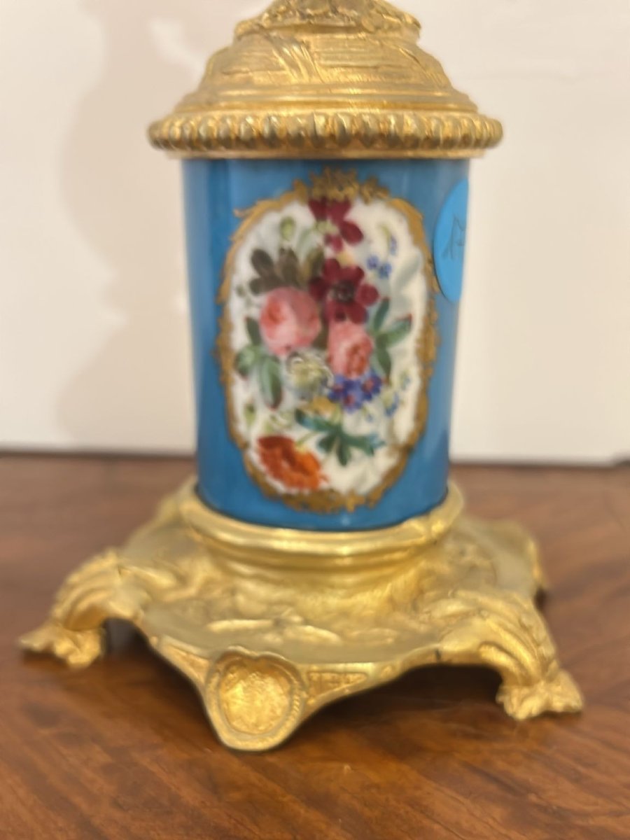 Paire de candélabres en bronze doré et porcelaine de Sèvres.-photo-2