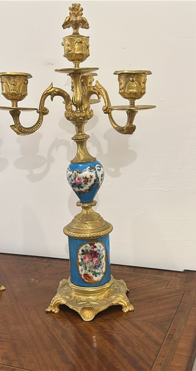 Paire de candélabres en bronze doré et porcelaine de Sèvres.-photo-3