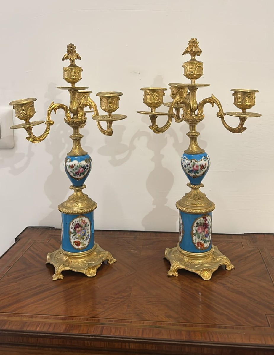 Paire de candélabres en bronze doré et porcelaine de Sèvres.