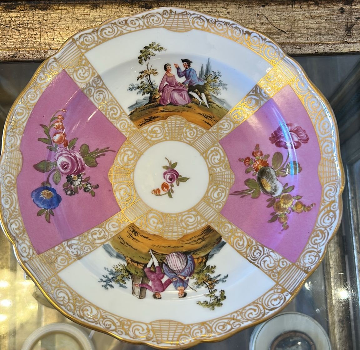 Ensemble de trois assiettes en porcelaine de Meissen à décor romantique. XIXe siècle. -photo-2