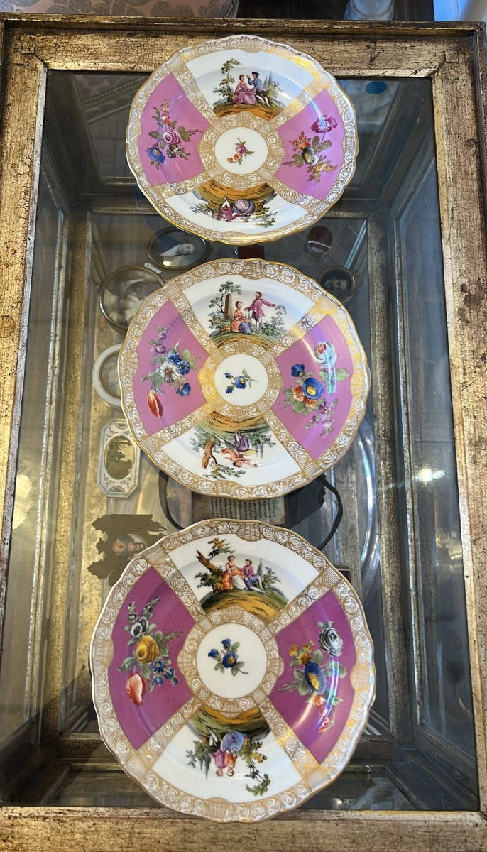 Ensemble de trois assiettes en porcelaine de Meissen à décor romantique. XIXe siècle. 