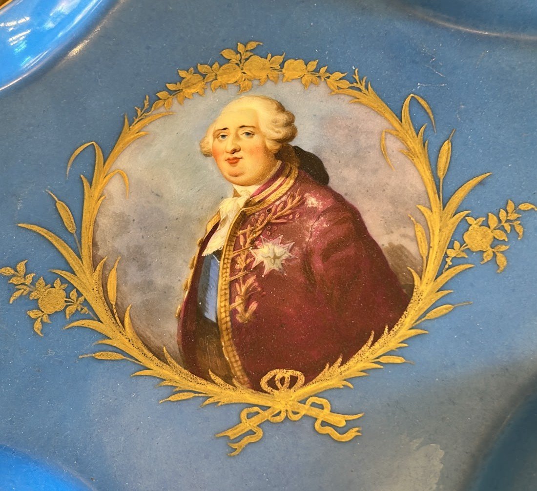 Four-lobed Tray With A Portrait Of Louis XVI, Made At The Sèvres Porcelain Manufactory In The 18th Century. -photo-2