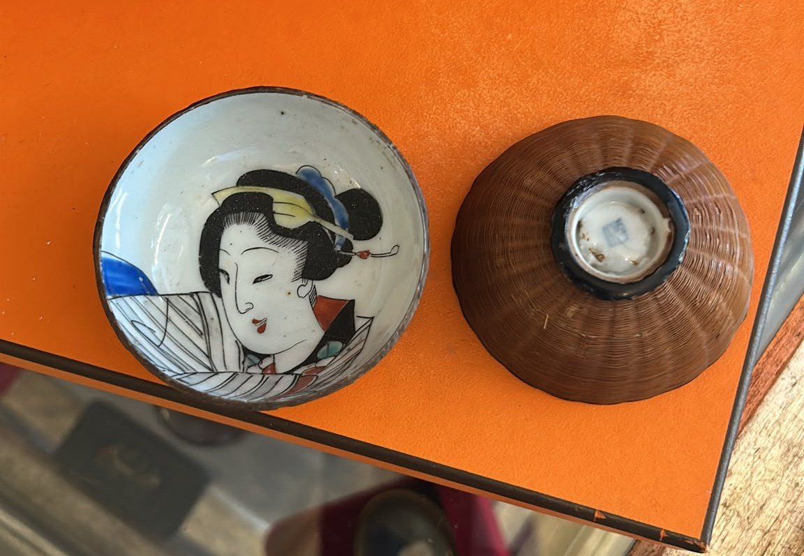 Paire de bols à saké japonais de l'époque Meiji (1868-1912), décorés à la main.-photo-2