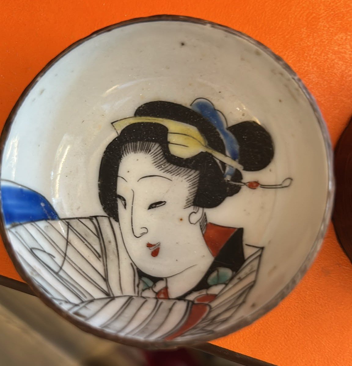 Paire de bols à saké japonais de l'époque Meiji (1868-1912), décorés à la main.-photo-1