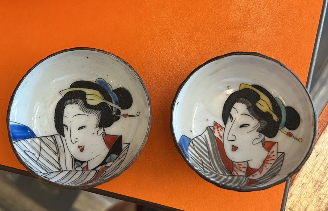 Paire de bols à saké japonais de l'époque Meiji (1868-1912), décorés à la main.