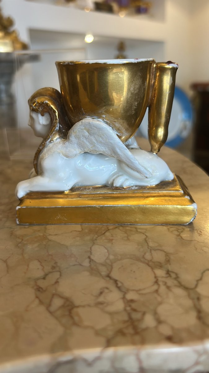 Encrier en porcelaine à corps blanc et rehauts d'or, reposant sur un sphinx égyptien.-photo-3