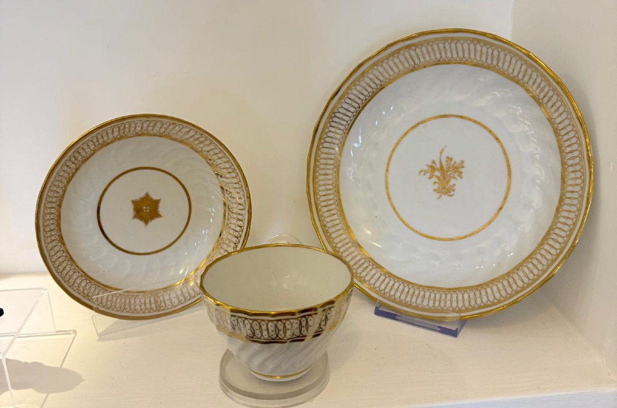 Set Of Two Cups With Saucers And Dessert Plates, Made In Worcester, 18th Century.