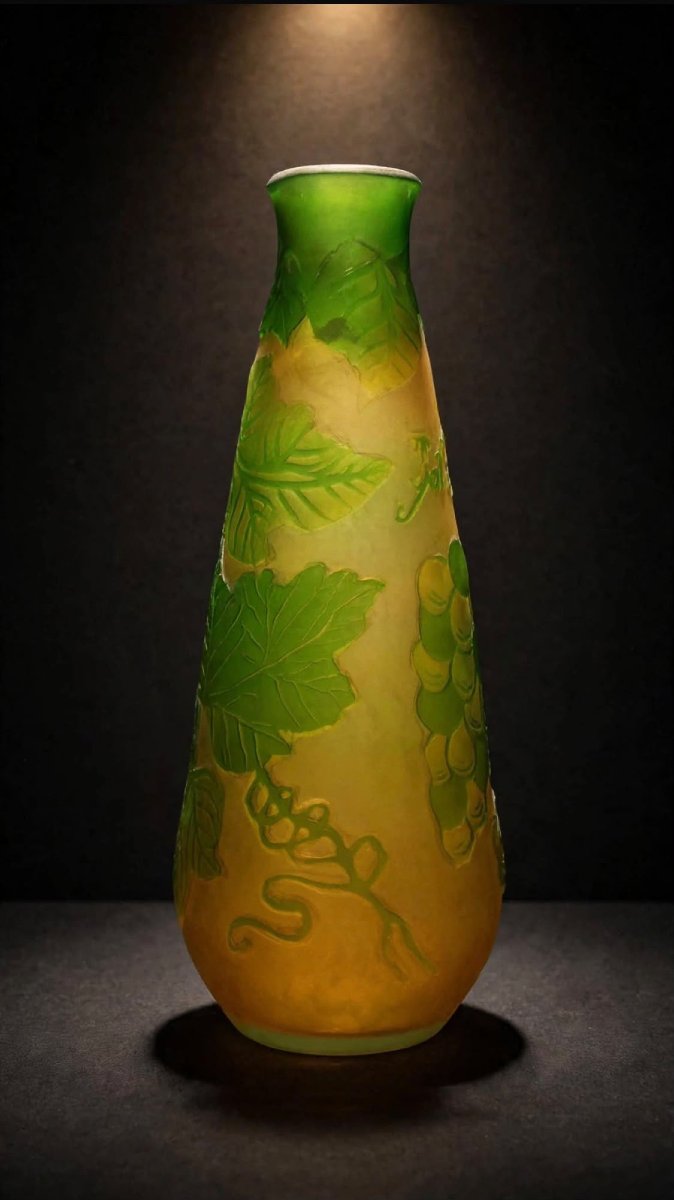 Vase soliflore à décor de vigne et grappes de raisin, Émile Gallé (1846-1904), Nancy. -photo-3