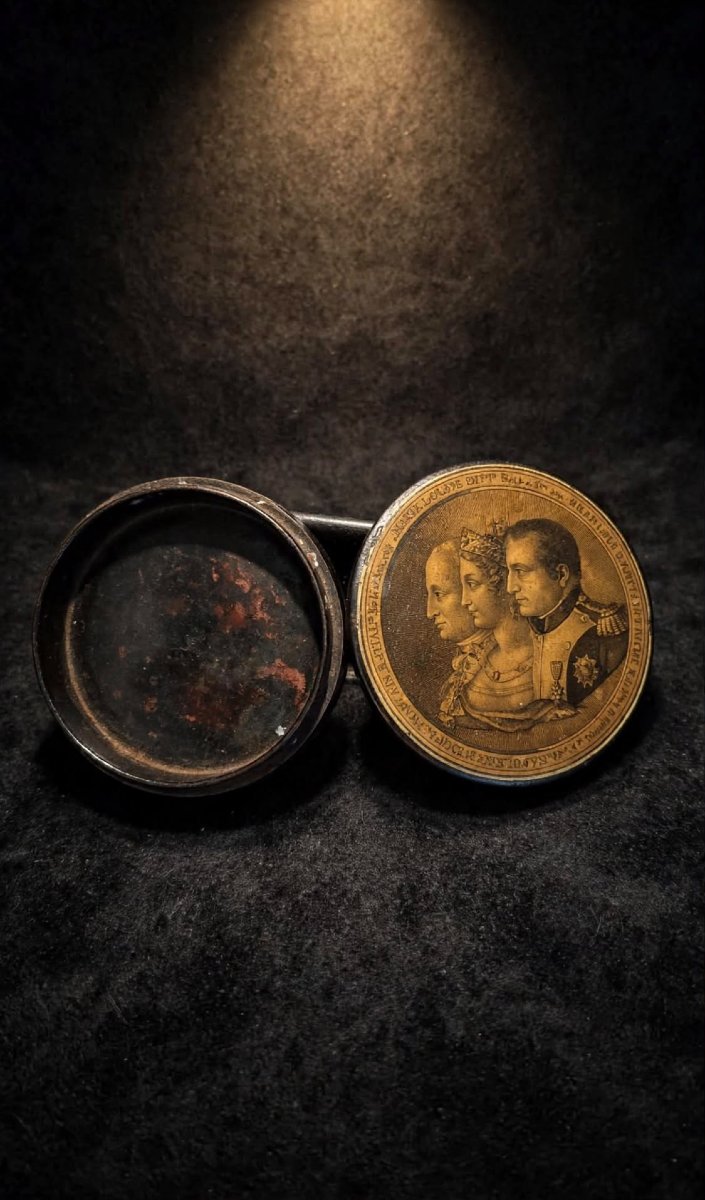 Tabatière ronde en papier-mâché laqué noir à triple portrait, Époque Premier Empire, -photo-2