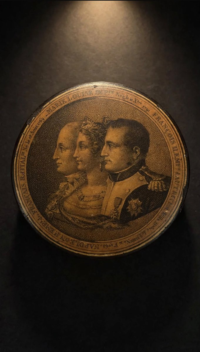 Tabatière ronde en papier-mâché laqué noir à triple portrait, Époque Premier Empire, 
