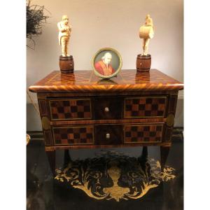 Petite commode de présentation à motif damier 