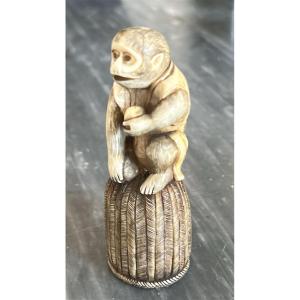 Singe en ivoire du XIXe siècle.