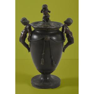 Potiche en bronze poli, finement ciselé et typique des voyages au Grand Tour du XIXe siècle.