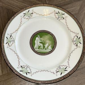 Assiette en porcelaine à décor à l’antique, fin XIXe – début XXe