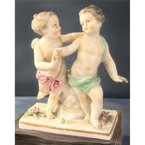Groupe de cupidons en porcelaine française de la manufacture Samson. 