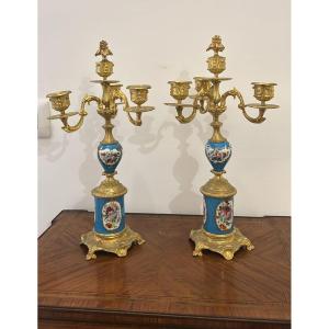 Paire de candélabres en bronze doré et porcelaine de Sèvres.
