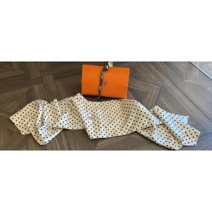 Hermès écharpe en soie motifs petits pois et abeilles.