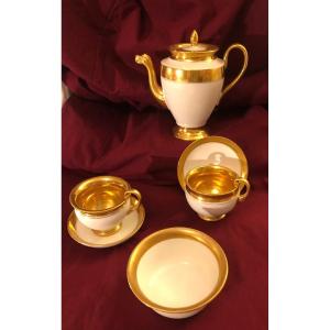 Service de voyage en porcelaine blanche et or – Époque Empire, France, vers 1805–1815.