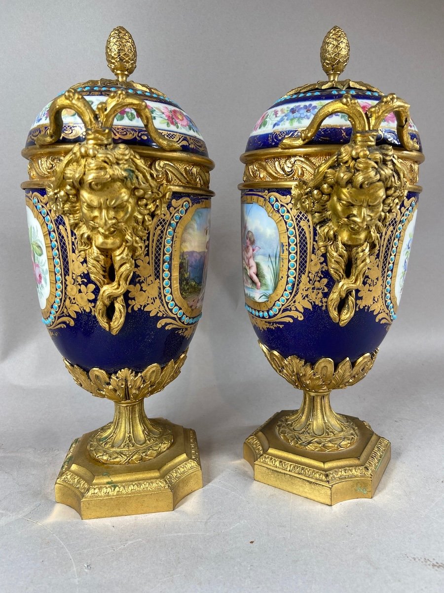 Paire de vases en porcelaine de Sèvres française ornés de bronze doré datant de 1880.-photo-2