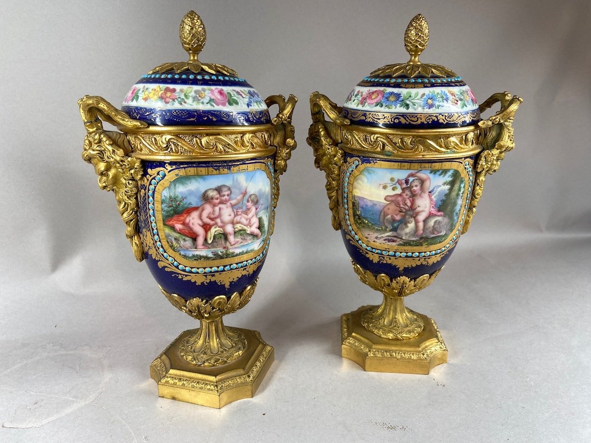 Paire de vases en porcelaine de Sèvres française ornés de bronze doré datant de 1880.-photo-1