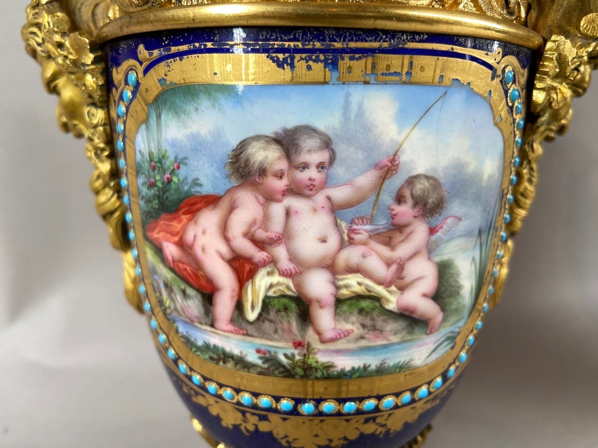 Paire de vases en porcelaine de Sèvres française ornés de bronze doré datant de 1880.-photo-2
