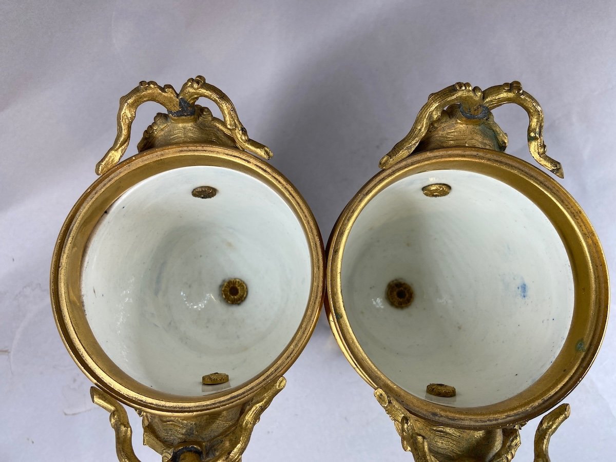 Paire de vases en porcelaine de Sèvres française ornés de bronze doré datant de 1880.-photo-3