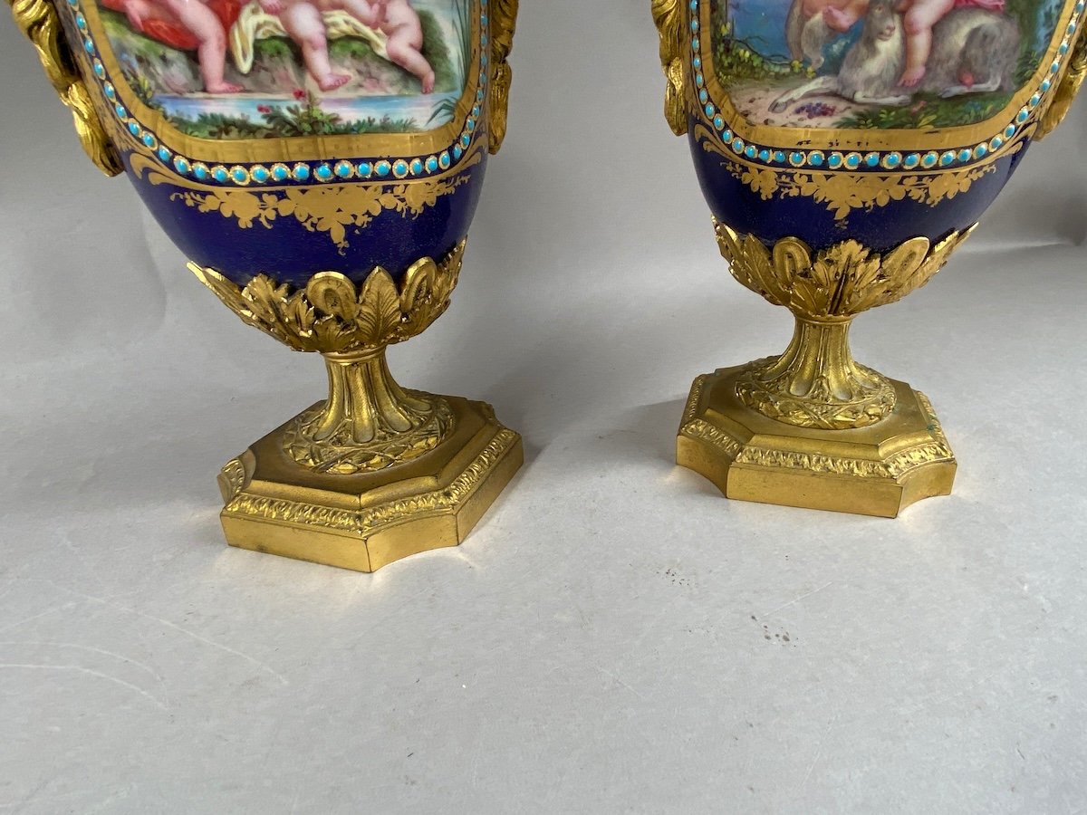 Paire de vases en porcelaine de Sèvres française ornés de bronze doré datant de 1880.-photo-6