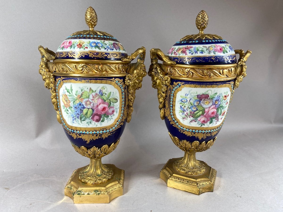 Paire de vases en porcelaine de Sèvres française ornés de bronze doré datant de 1880.-photo-7