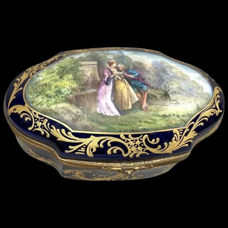 Boîte En Porcelaine Bleue De Sèvres Du 19ème Siècle, France, Avec Scène Galante Romantique