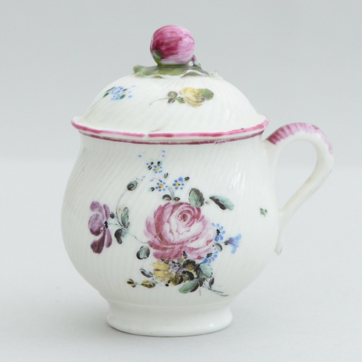 Pot &agrave; Creme En Porcelaine De Mennecy &agrave; Decor Polychrome De Bouquets De Fleurs  XVIII&egrave;me
