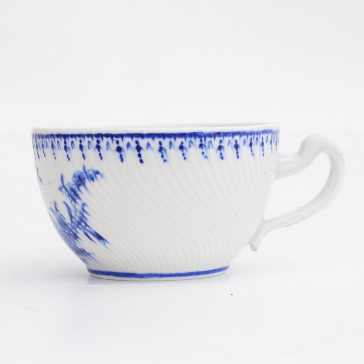 Tasse Basse Et Sous-tasse En Porcelaine Tendre De Tournai Décor Blanc Bleu Ronda Mille Côtes-photo-4