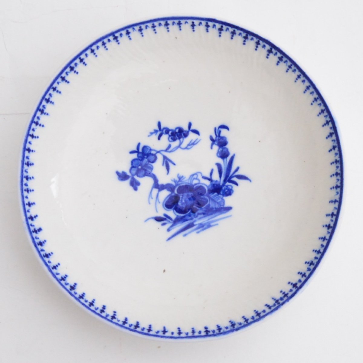 Tasse Basse Et Sous-tasse En Porcelaine Tendre De Tournai Décor Blanc Bleu Ronda Mille Côtes-photo-1
