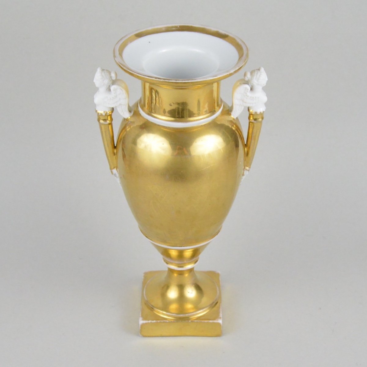 Vase Empire En Porcelaine à Décor Doré anses en forme de Phémé XIXème-photo-1