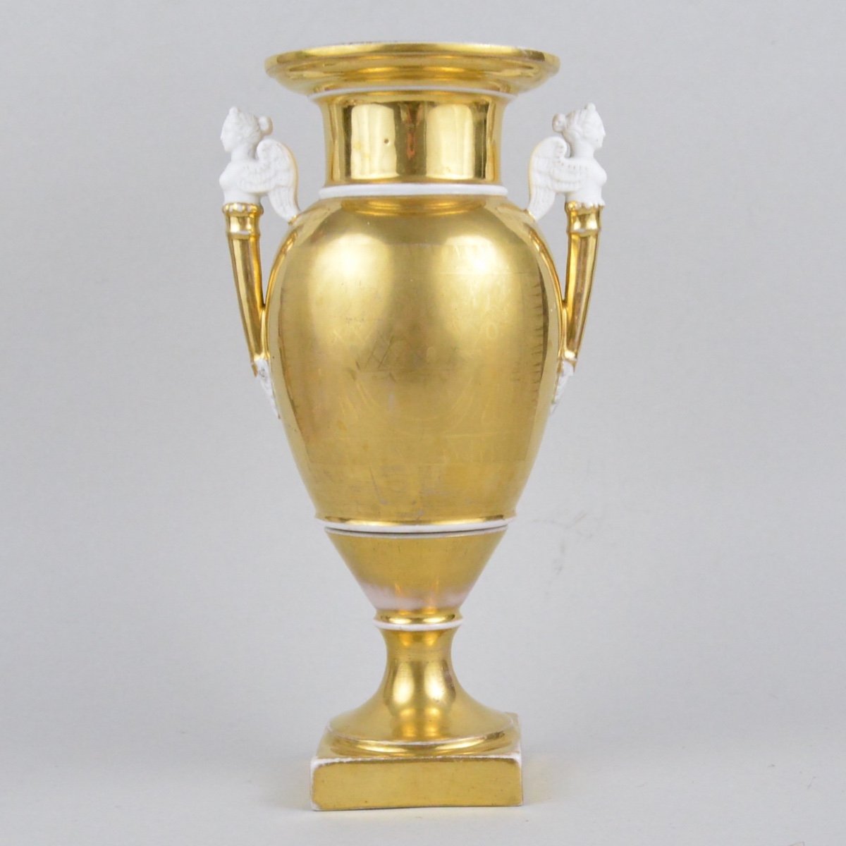 Vase Empire En Porcelaine à Décor Doré anses en forme de Phémé XIXème