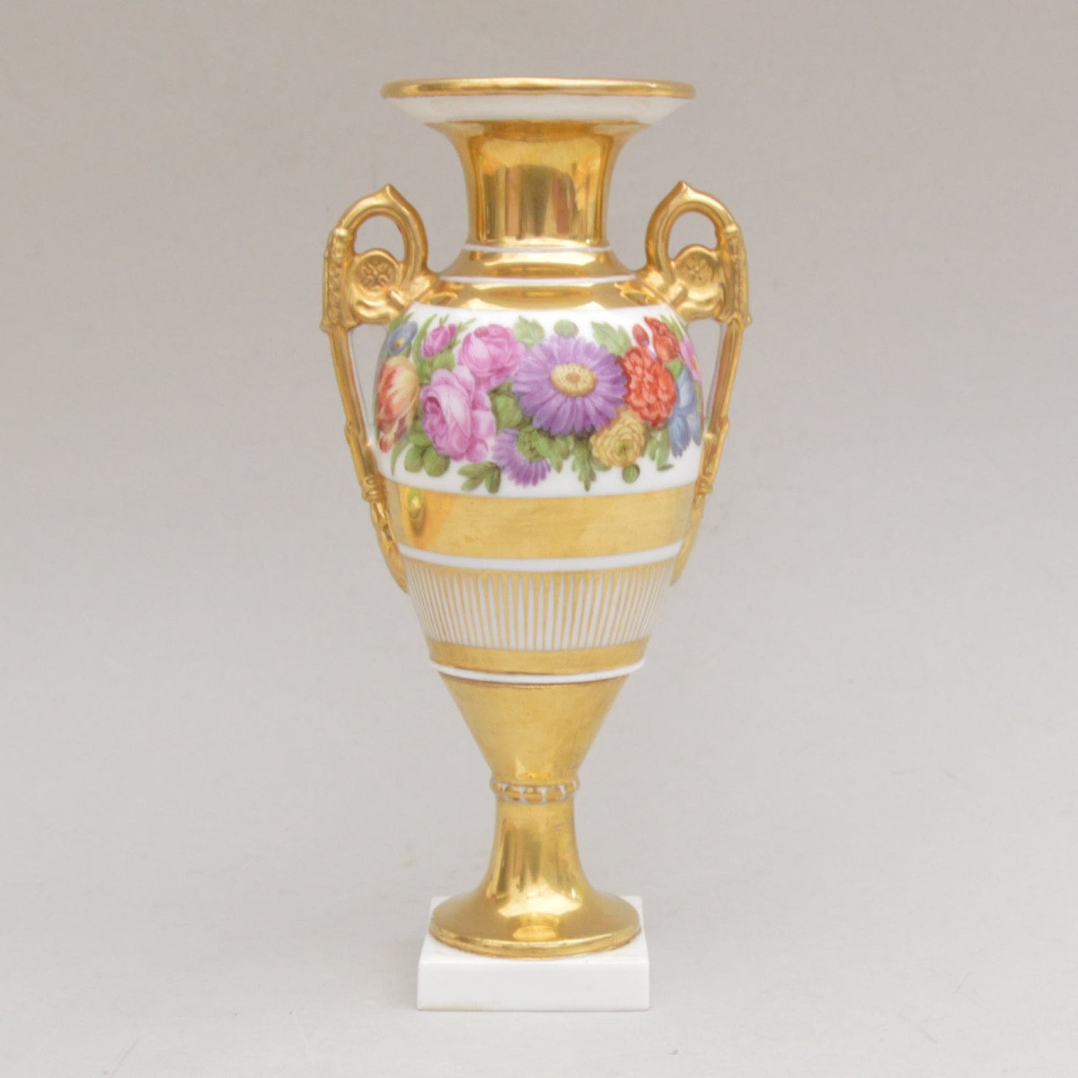 Vase en porcelaine de style Empire  dorure et décor floral XIXème