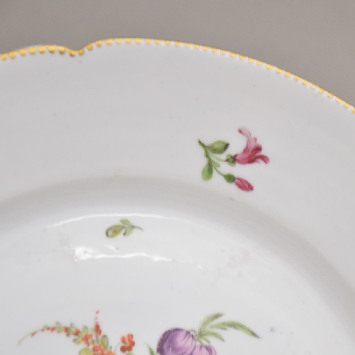 Assiette en porcelaine de Paris, Manufacture de la Reine, rue Thiroux, fin XVIIIe siècle-photo-1