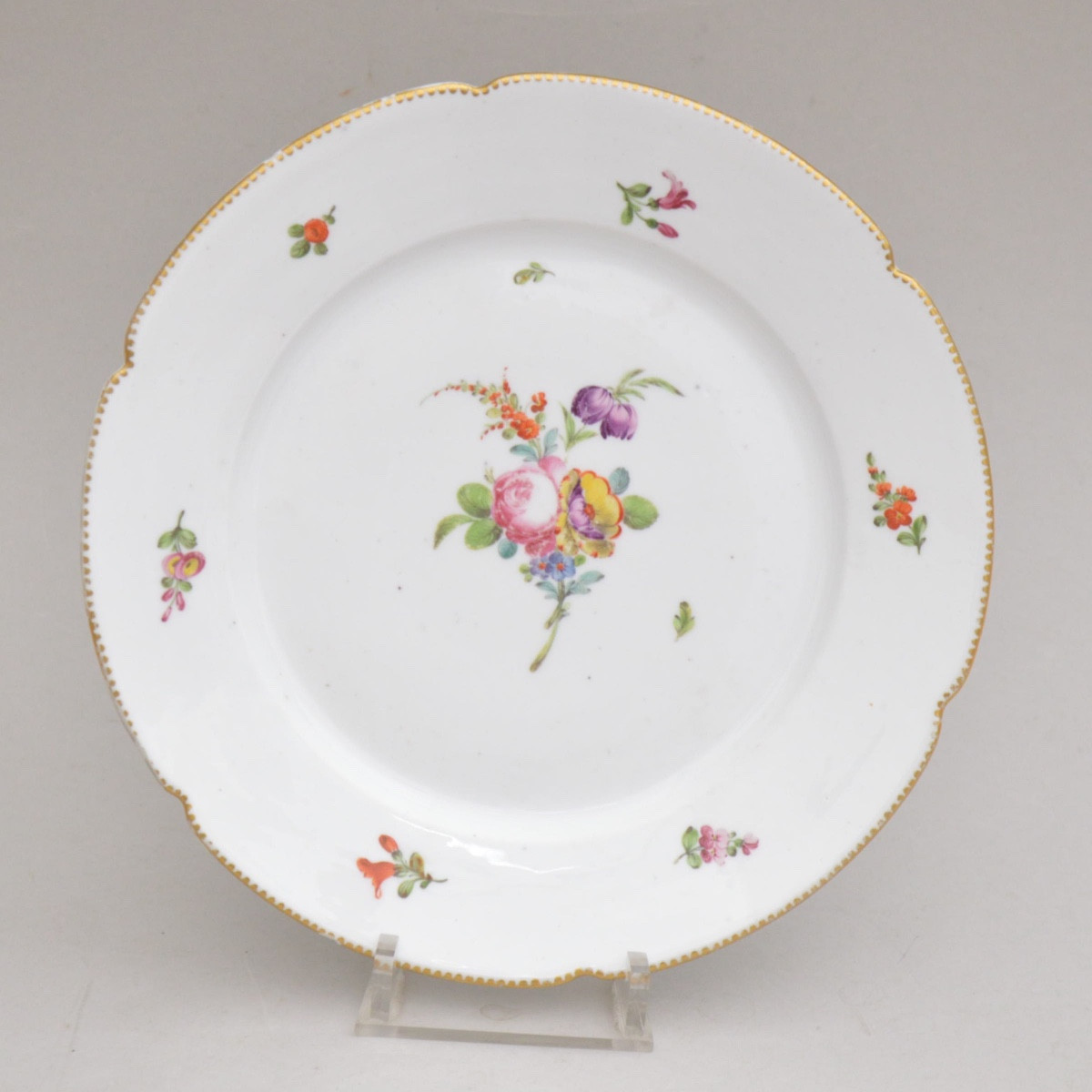 Assiette en porcelaine de Paris, Manufacture de la Reine, rue Thiroux, fin XVIIIe siècle