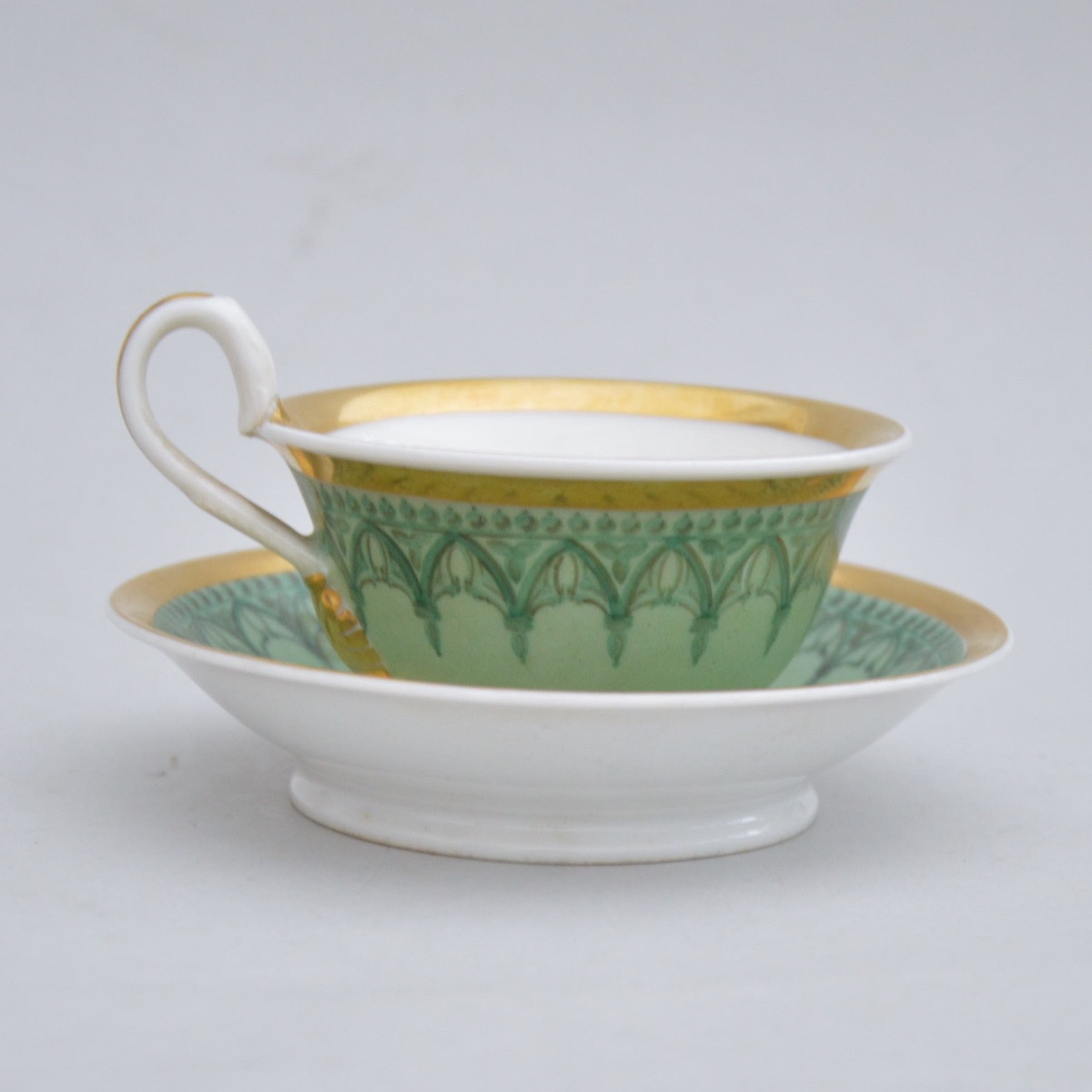 Paire de tasses en porcelaine dure de Vieux Bruxelles de forme évasée à décor néogothiqe 1870-photo-2