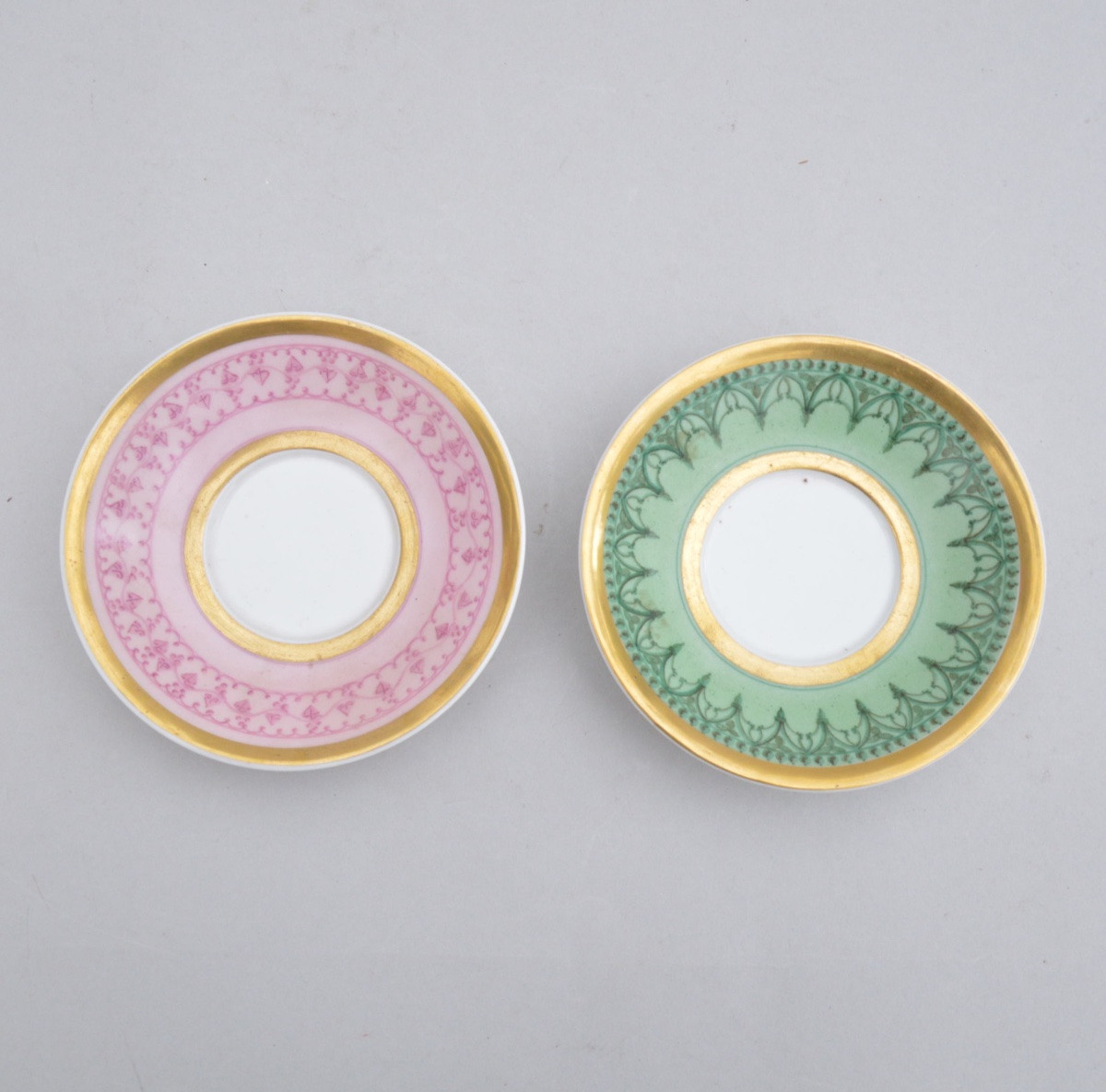 Paire de tasses en porcelaine dure de Vieux Bruxelles de forme évasée à décor néogothiqe 1870-photo-3