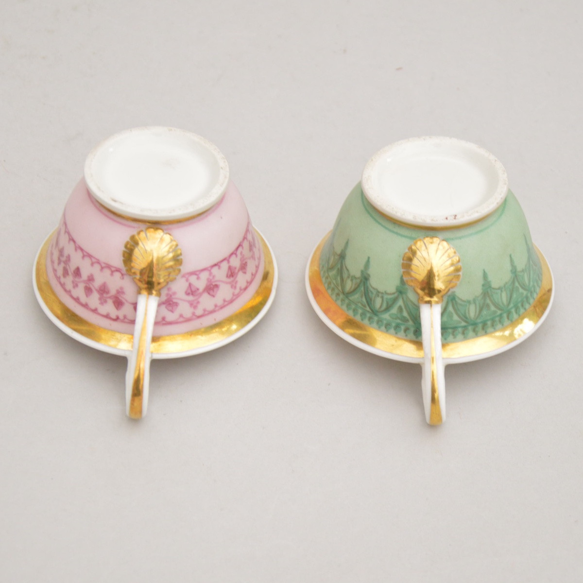 Paire de tasses en porcelaine dure de Vieux Bruxelles de forme évasée à décor néogothiqe 1870-photo-4