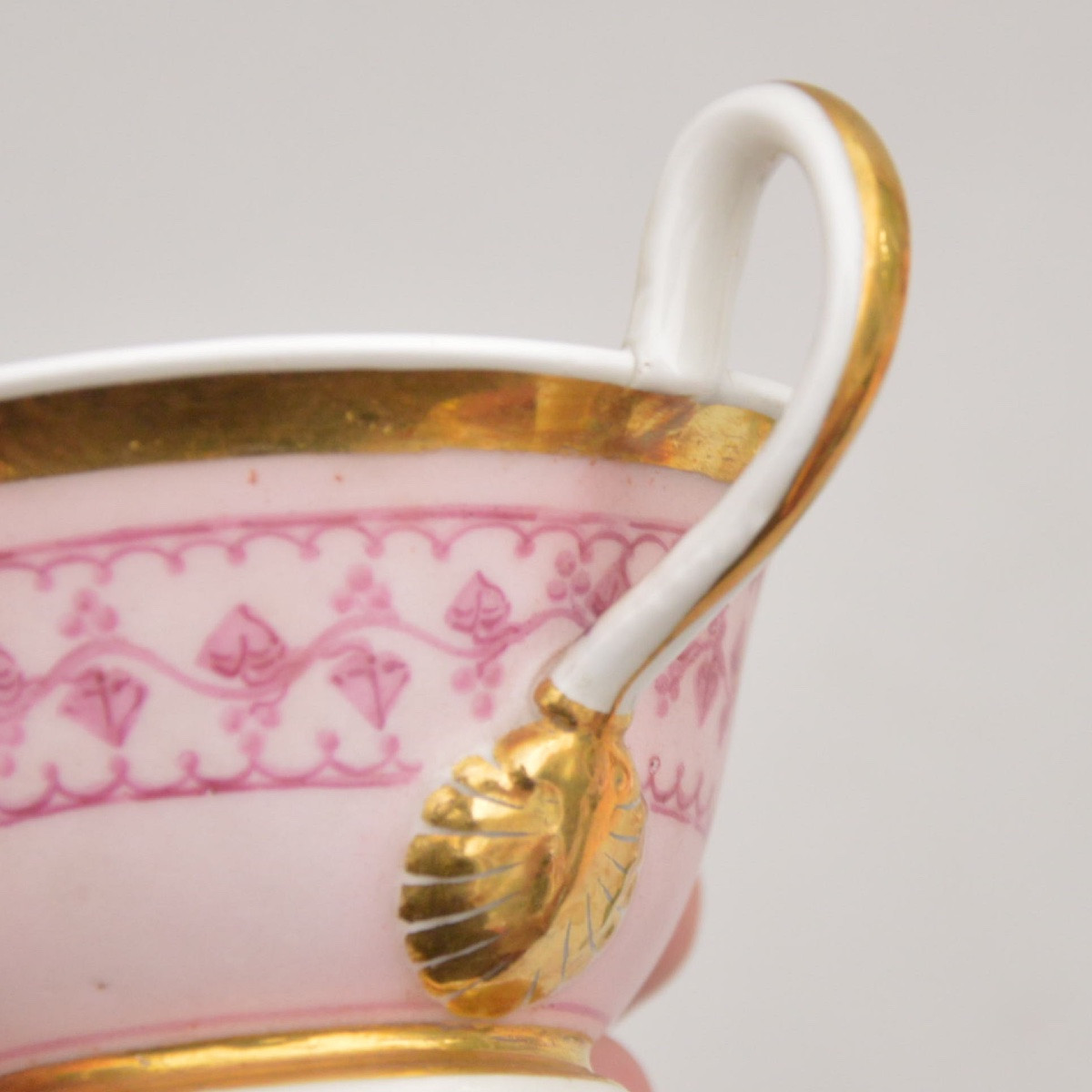 Paire de tasses en porcelaine dure de Vieux Bruxelles de forme évasée à décor néogothiqe 1870-photo-1