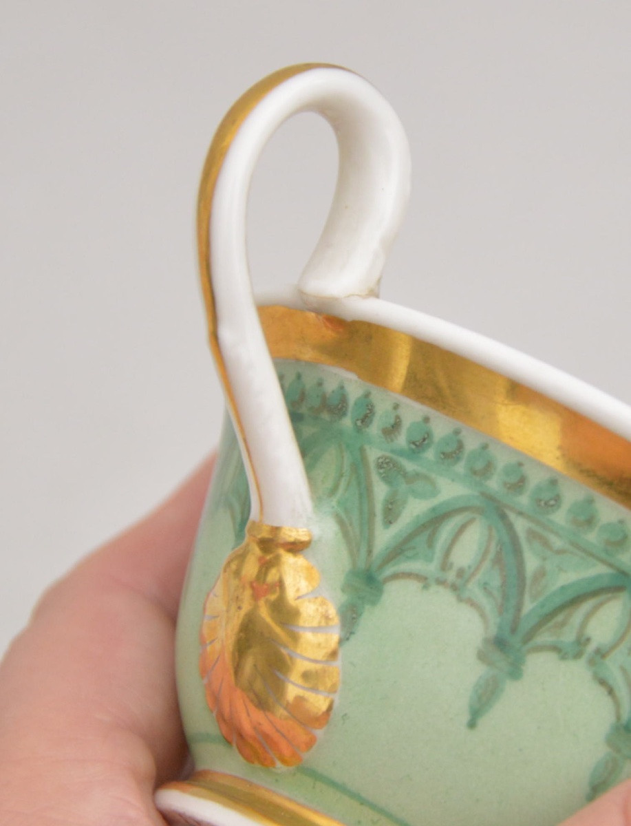 Paire de tasses en porcelaine dure de Vieux Bruxelles de forme évasée à décor néogothiqe 1870-photo-2