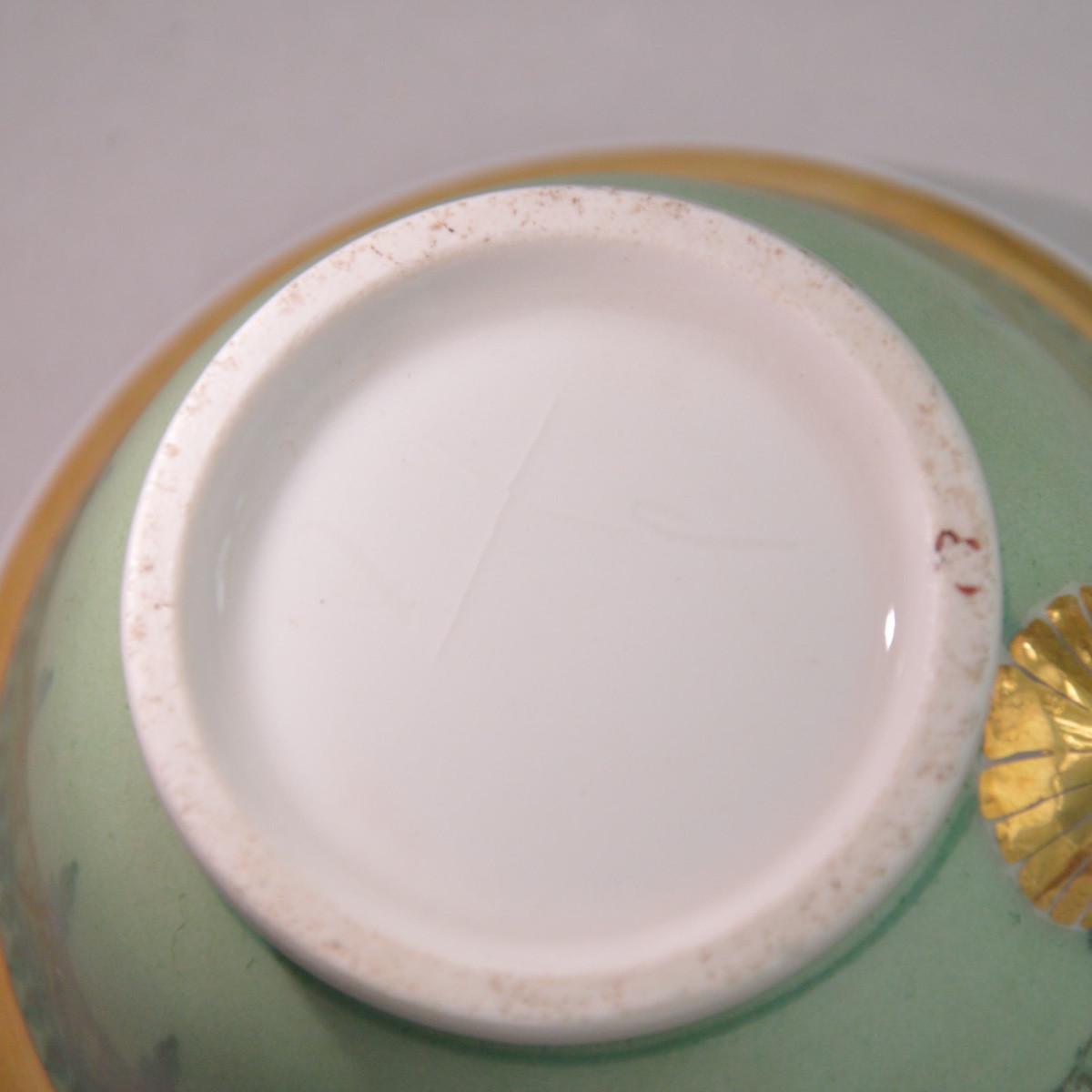 Paire de tasses en porcelaine dure de Vieux Bruxelles de forme évasée à décor néogothiqe 1870-photo-3
