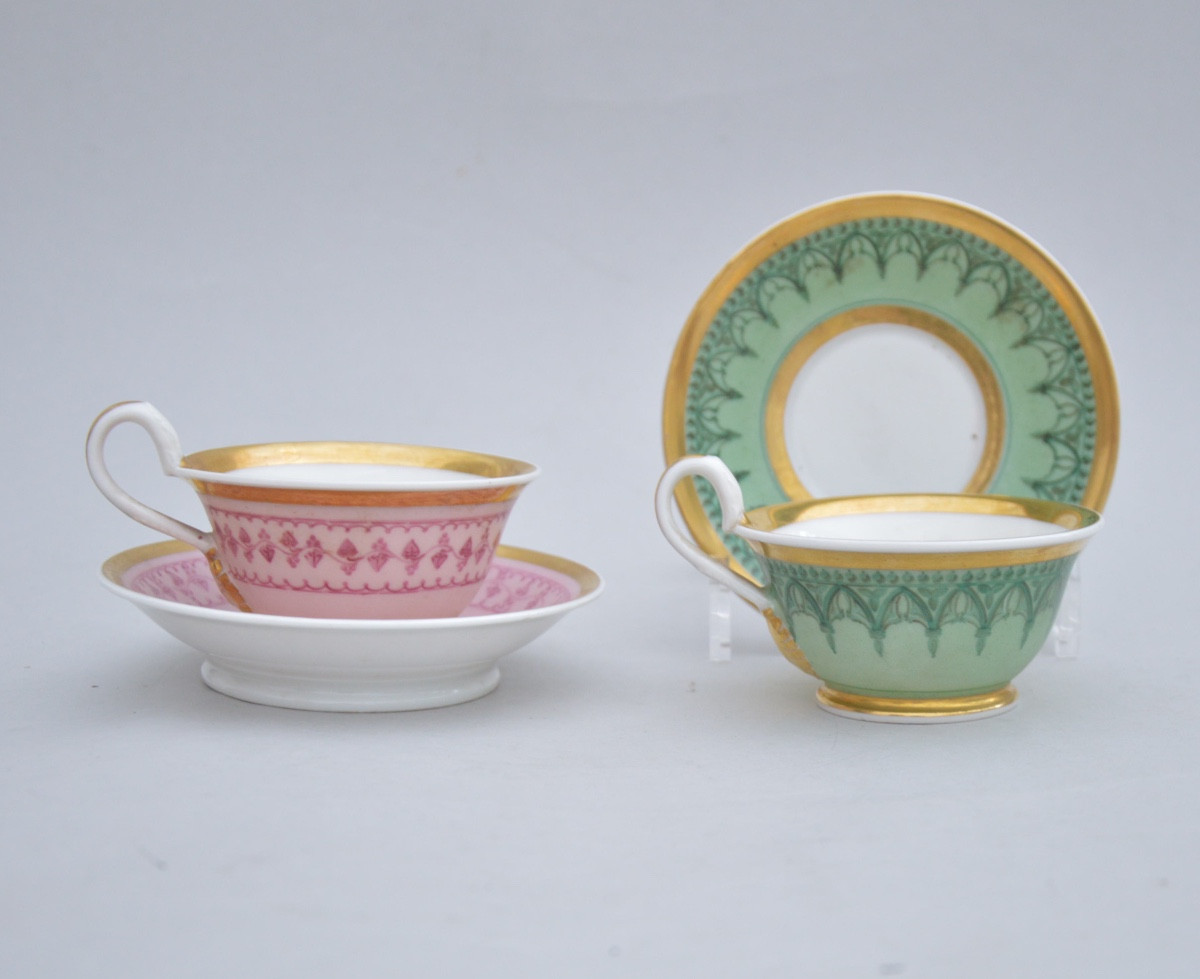 Paire de tasses en porcelaine dure de Vieux Bruxelles de forme évasée à décor néogothiqe 1870