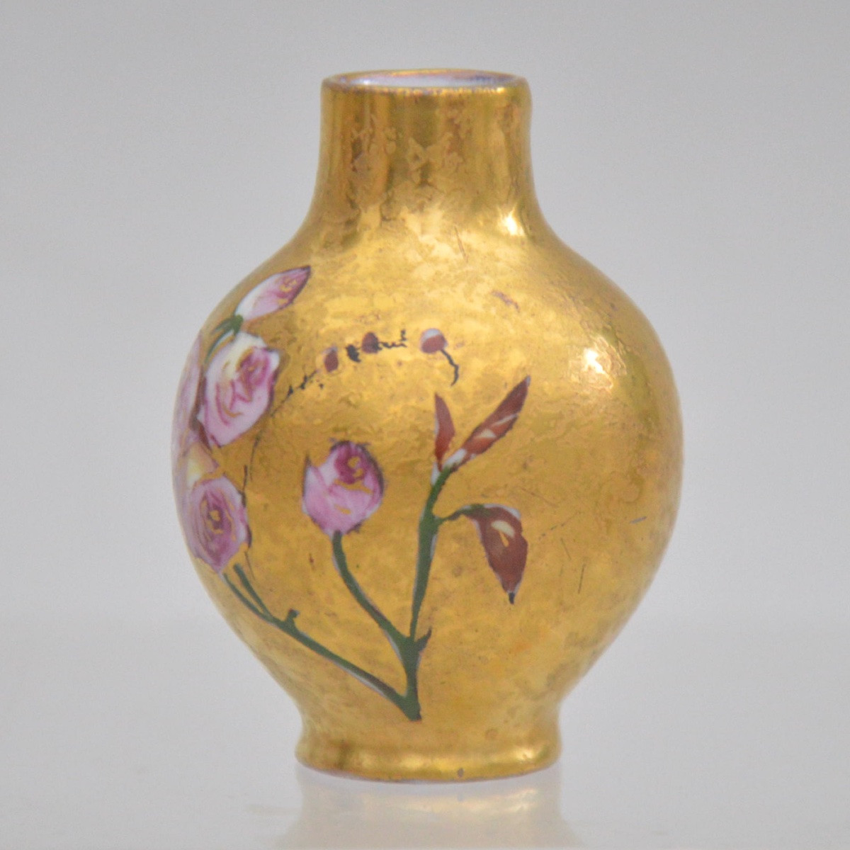 Deux vases miniatures en porcelaine de Limoges – décor floral et hirondelles, signées Benoit-photo-3