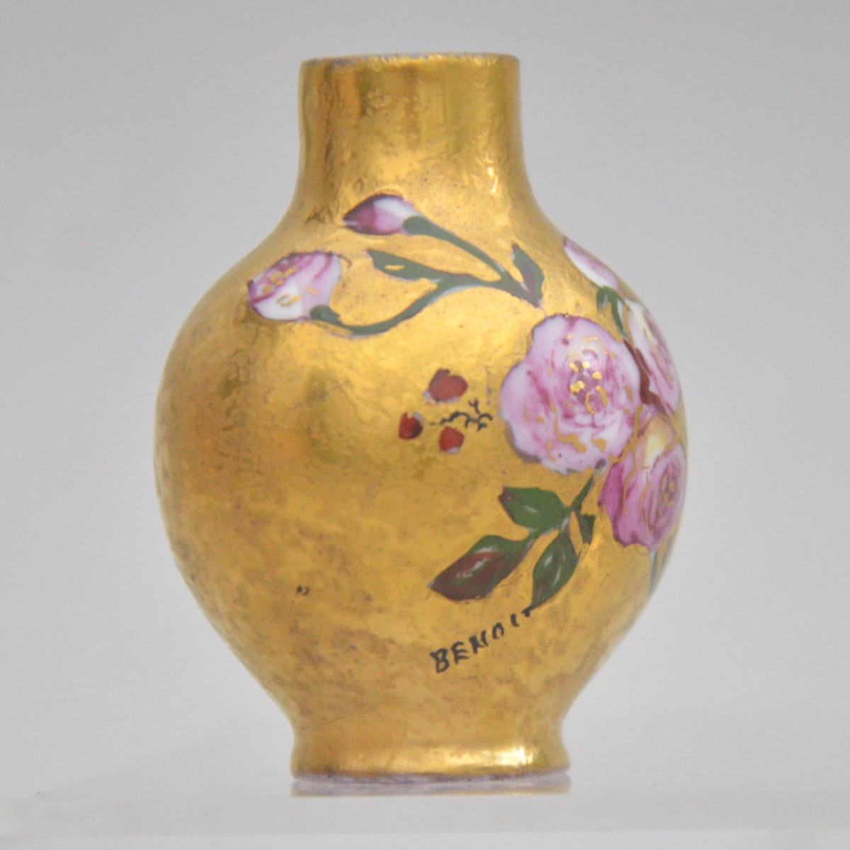 Deux vases miniatures en porcelaine de Limoges – décor floral et hirondelles, signées Benoit-photo-1