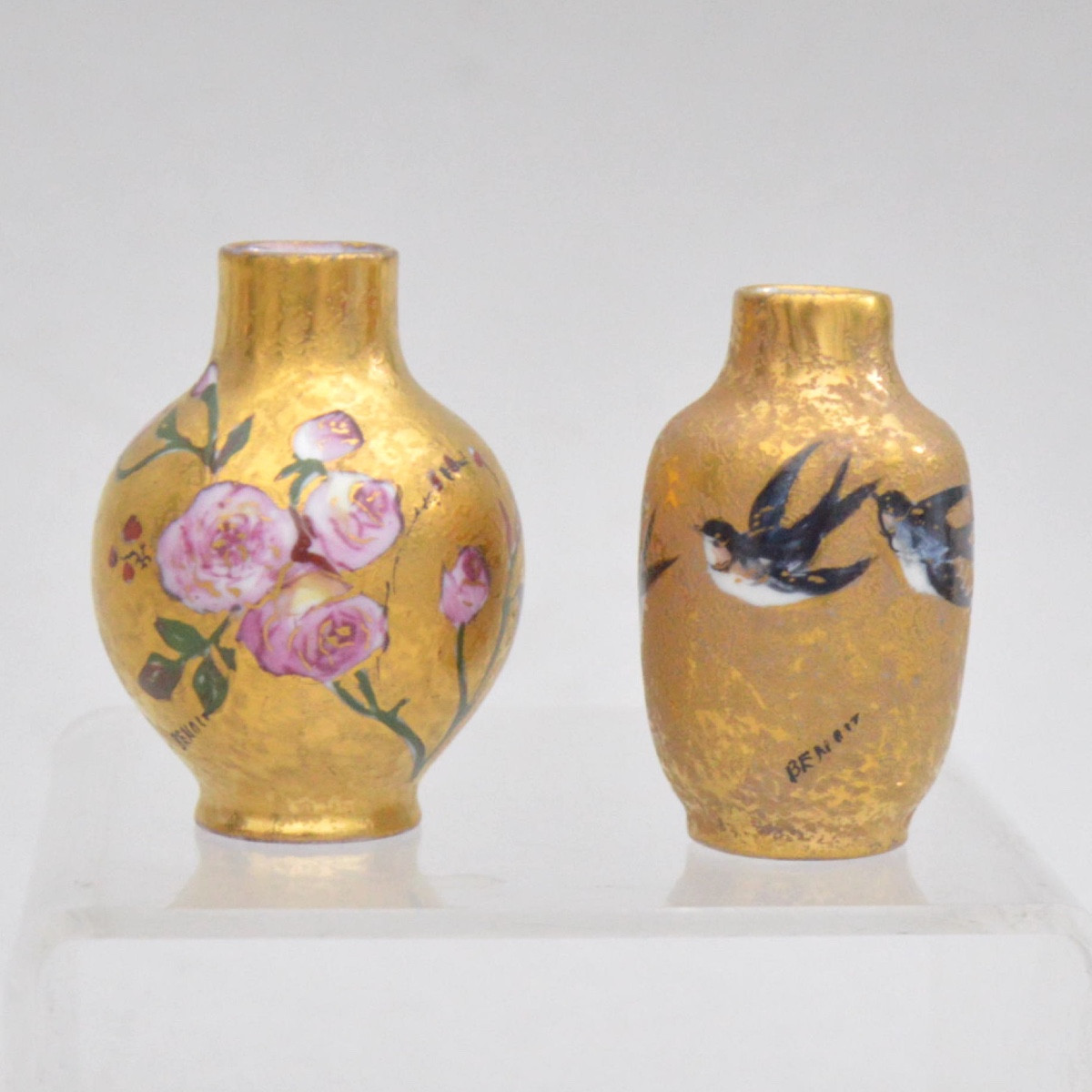 Deux vases miniatures en porcelaine de Limoges – décor floral et hirondelles, signées Benoit