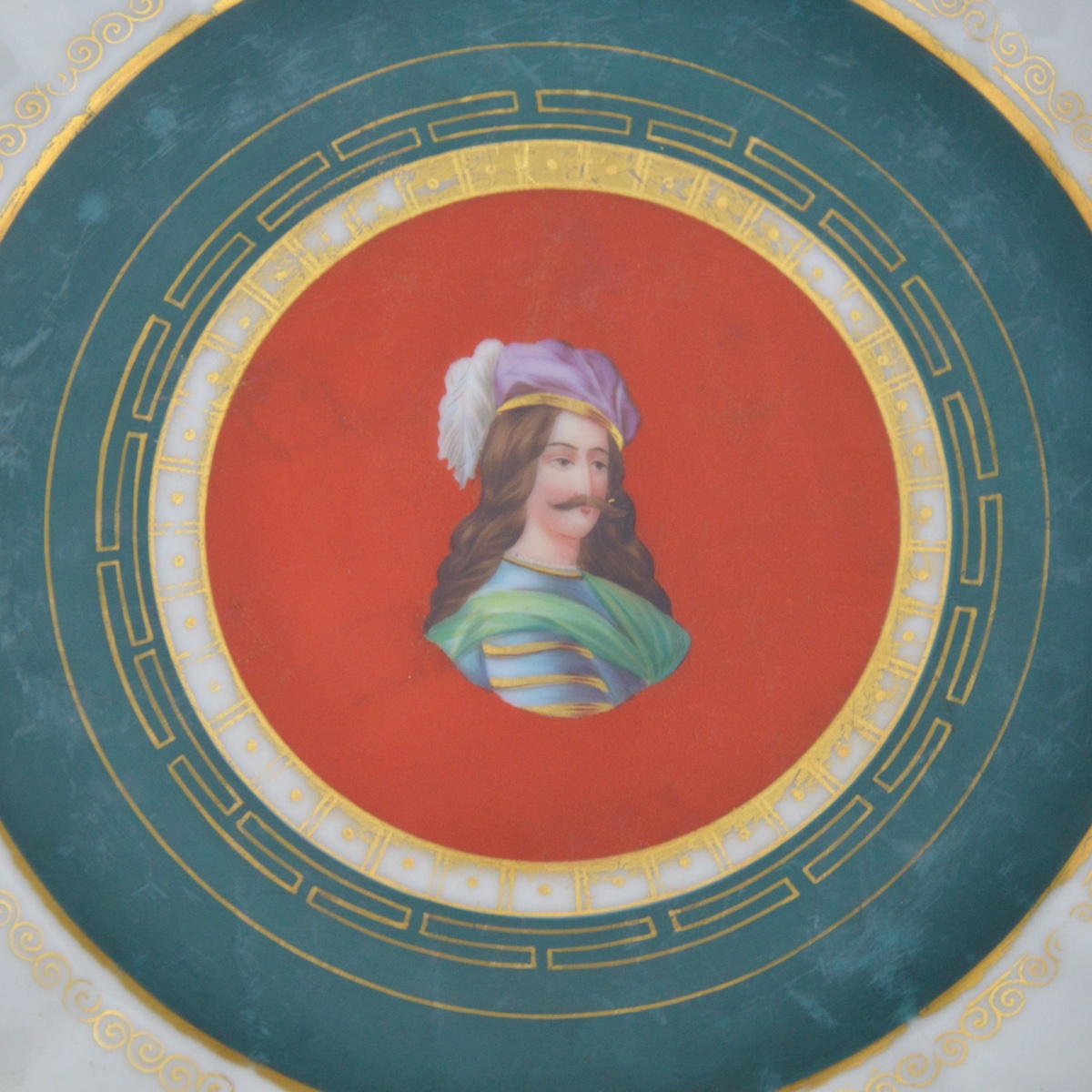 Suite de quatre plats à anses en porcelaine de Paris, décor de portraits historiques XIXème-photo-1