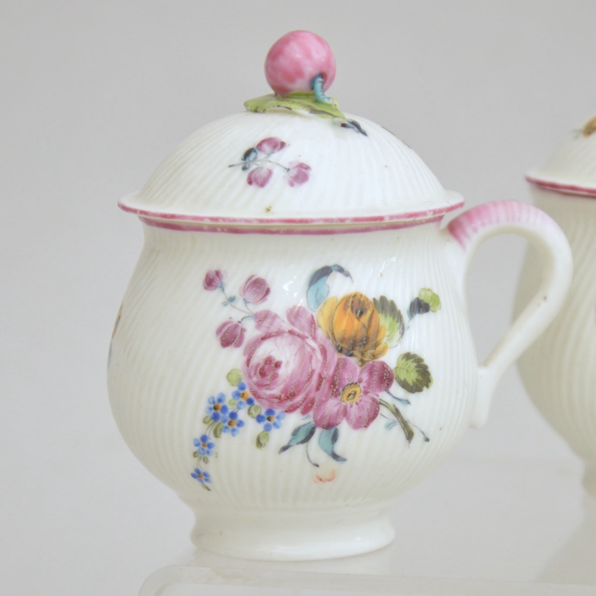 Paire de pots à crème en porcelaine de Mennecy, XVIIIe siècle-photo-2
