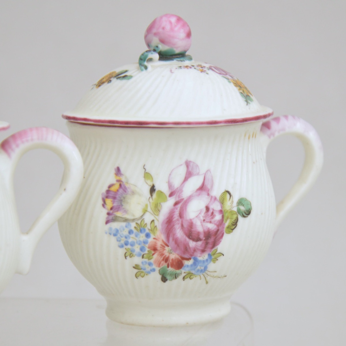 Paire de pots à crème en porcelaine de Mennecy, XVIIIe siècle-photo-3